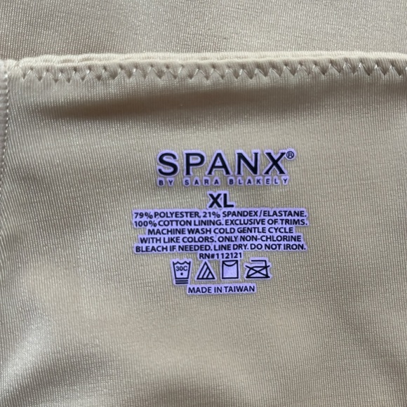 SPANX
 High-Waisted  Short - Picture 3 of 4